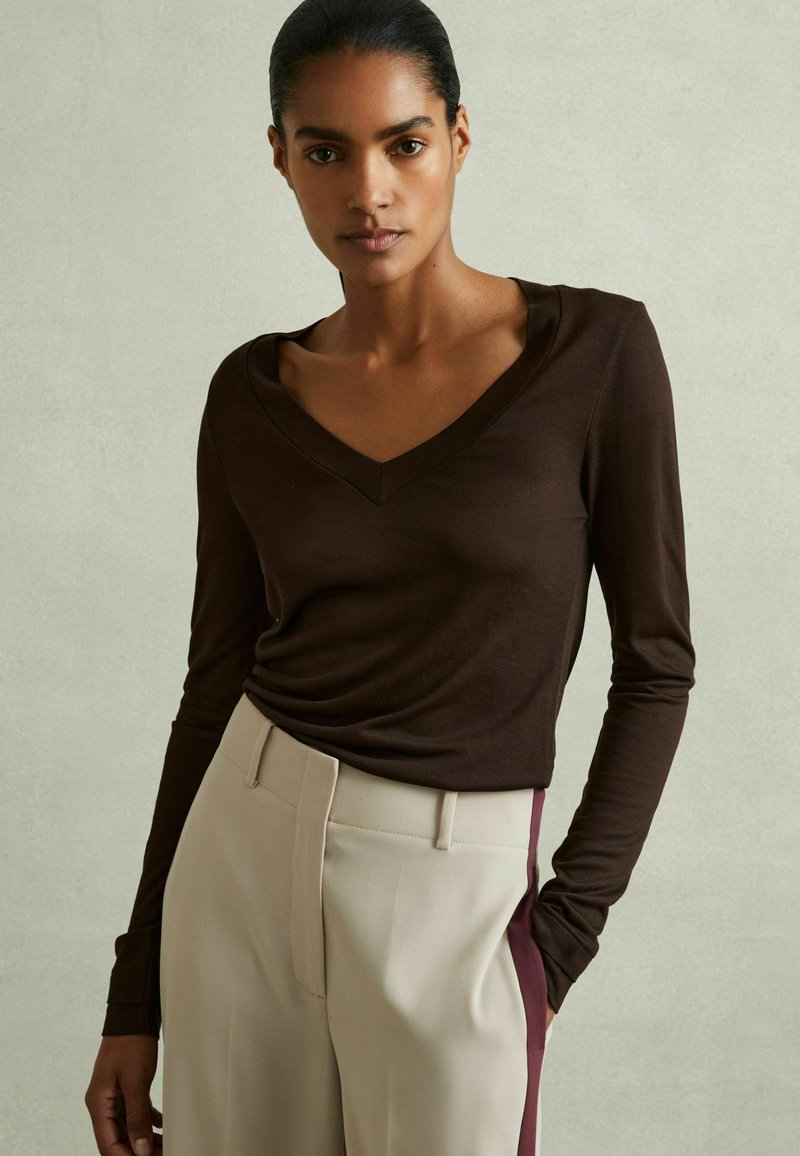 Reiss REGULAR FIT - BRADY V-NECK - Ilgarankovis viršutinės dalies drabužis - chocolate