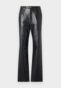 Schwarze Lederhose mit glatter Textur, ausgestelltem Bein design, Frontreißverschluss und Gürtelschlaufen. Mit dezenten Steppnähten.
