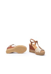 Sandalias de cuña a rayas marrón y blancas con plataforma de cuerda trenzada, correa ajustable en el tobillo y detalles texturizados en los laterales.