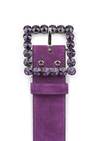 Cinturón de ante morado con una gran hebilla rectangular adornada con cristales morados y herrajes de metal oscuro. Textura suave con bordes cosidos.