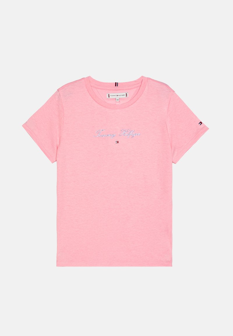 Camiseta de algodón rosa clara con mangas cortas, cuello redondo y texto bordado "Tommy Hilfiger" con acento de logo en la manga.