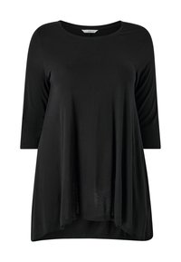 Sort langærmet top lavet af blød stof, med rund halsudskæring, afslappet pasform og en let svajet form med en længere bagkant.