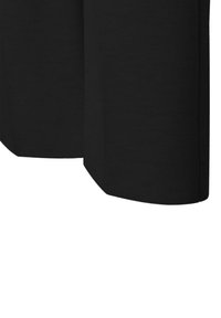 Prenda de tela negra con una superficie texturizada, con un corte recto y un dobladillo redondeado, que enfatiza la simplicidad en el diseño.