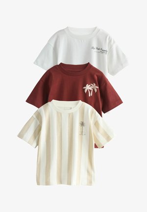 Tre T-shirts med korte ærmer med forskellige designs: en hvid skjorte med tekst, en vinrød skjorte med palme træ-grafik og en beige stribet skjorte med en palme.