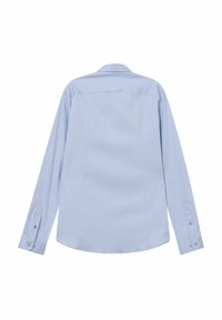 Camicia azzurro chiaro a maniche lunghe con colletto classico, yoke posteriore e polsini con bottoni; tessuto liscio con vestibilità su misura.