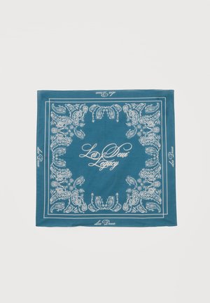Blaues quadratisches Tuch mit weißen Paisley-Mustern und dem Text "Les Deux Legacy" in der Mitte und entlang der Ränder.