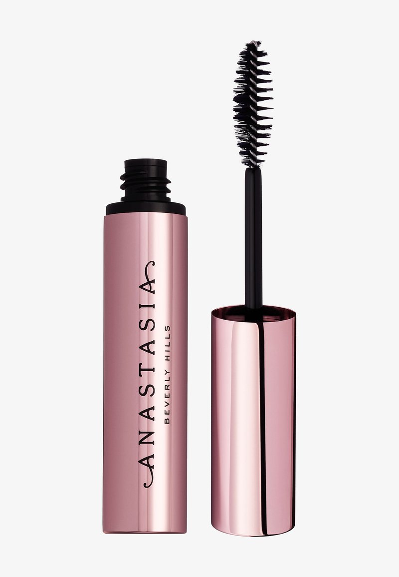 Tube de mascara en or rose avec une brosse à poils noirs texturée. Le tube arbore le nom de la marque "Anastasia Beverly Hills" en police élégante.