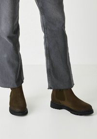 Tamaris Botines - olive suede