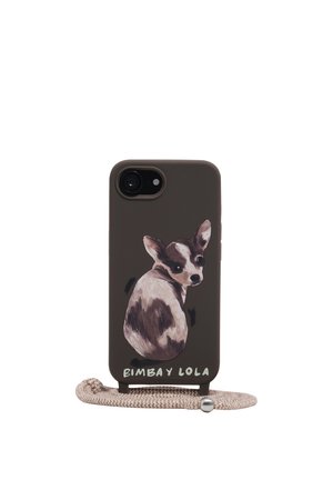 Ciemne etui na telefon z ilustracją małego psa patrzącego wstecz, ozdobione beżowym plecionym paskiem i napisem "BIMBA Y LOLA" na dole.