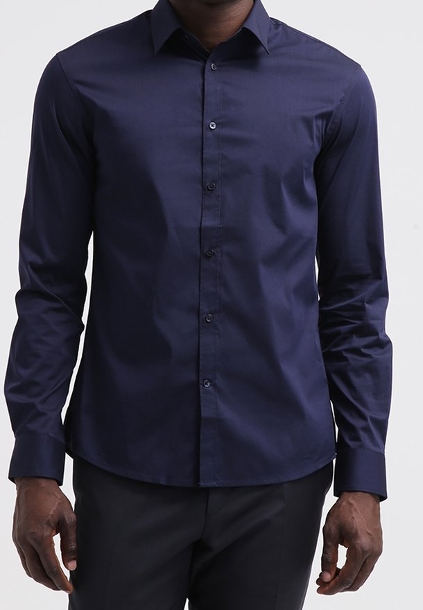 Marinblus långärmad skjorta i slät tyg, med knäppning framtill och spetsig krage, i en figursydd design och smala manschetter.