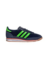 Sneakers din suede navy cu trei dungi verzi vibrante, talpă din cauciuc, guler căptușit și detalii cu logo. Prezintă un design cu profil redus.