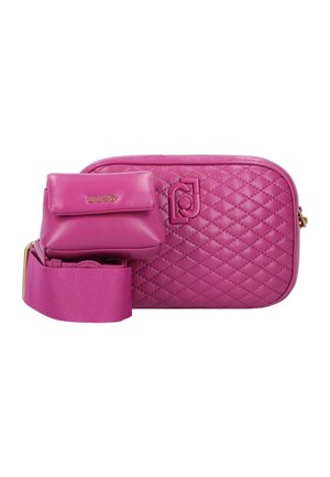 Sac bandoulière matelassé rose vif avec une petite pochette assortie et une large sangle ajustable, les deux arborant les logos de la marque.