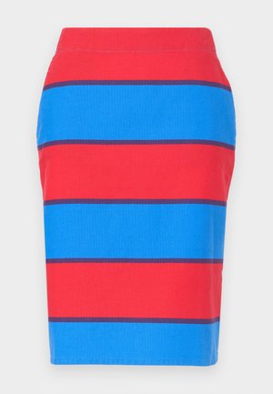 Piros és kék csíkozott ceruzaszoknya vízszintes vonalakkal, sima pamut textúrával és testhezálló sziluettal. Nincs látható fémalkatrész.