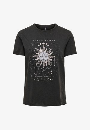 Μαύρο βαμβακερό t-shirt με γραφικό ήλιου και φεγγαριού σε ανοιχτά χρώματα, με το κείμενο "LUNAR POWER" και διακοσμητικά αστέρια και φεγγάρια.