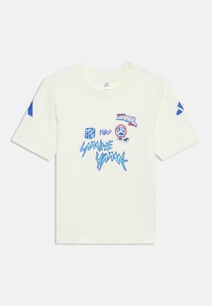 Hvid T-shirt med korte ærmer med blåt stiliseret tekst og grafiske logoer foran samt blå trekantsmønstre på begge ærmer.