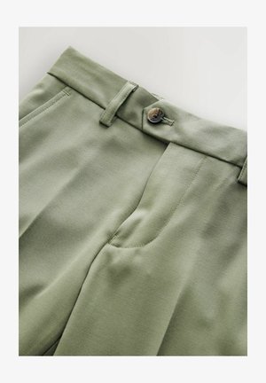 Světle zelené kalhoty s plochým předním designem, vybavené jedním knoflíkem a postranními kapsami, vyrobené z hladkého materiálu.