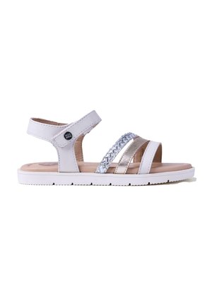 Sandali in pelle bianca con tre cinturini: uno argento, uno metallico e uno intrecciato con un design testurizzato. Fondo piede marrone chiaro e suola bianca.