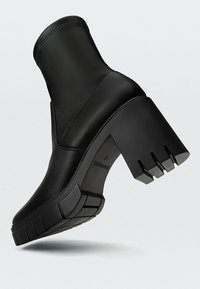 Stradivarius Botines de tacón - black