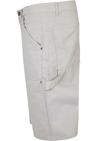 Pantaloni cargo grigio chiaro realizzati in cotone misto, dotati di tasche laterali, una tasca posteriore e sottili dettagli di cucitura.