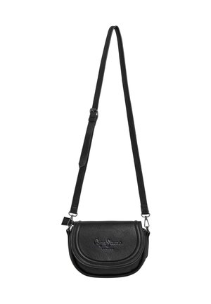 Bolso bandolera de cuero negro texturizado con correa ajustable y cierre de solapa, con el logotipo en relieve "Pepe Jeans London" en la parte delantera.