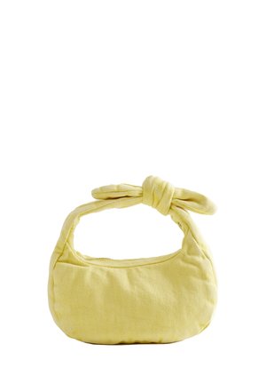 Miękka żółta torebka z krótkim uchwytem przewiązanym w węzeł, o zaokrąglonym prostokątnym kształcie i subtelną prążkowaną fakturą.