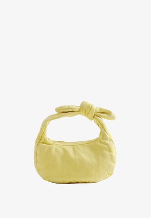 Weiche gelbe Stoffhandtasche mit kurzem Griff, der zu einem Knoten gebunden ist, mit abgerundeter rechteckiger Form und subtiler gerippter Struktur.