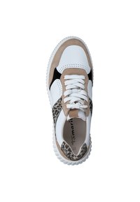 Bílé sneakersy s béžovým semišem a černými akcenty, boční panel s leopardím potiskem, kulaté tkaničky a texturovaná podrážka.