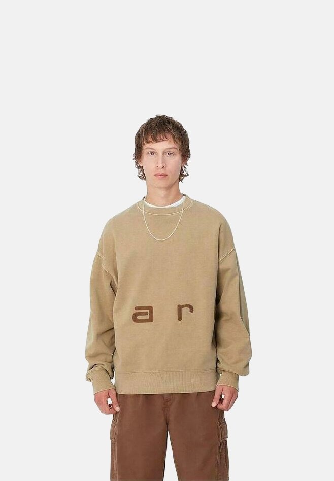Sweatshirt beige surdimensionné avec des lettres imprimées brunes "ar" sur le devant, doté d'un col rond et de poignets côtelés. Porté avec un short cargo brun.