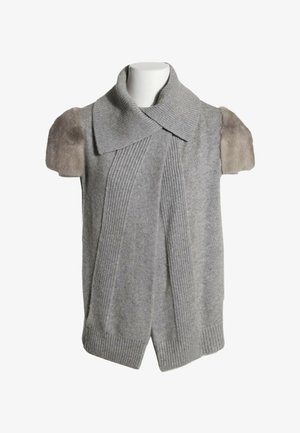 Jersey gris sin mangas de punto con cuello ancho de ochos y mangas cortas de piel beige en un busto de maniquí blanco.