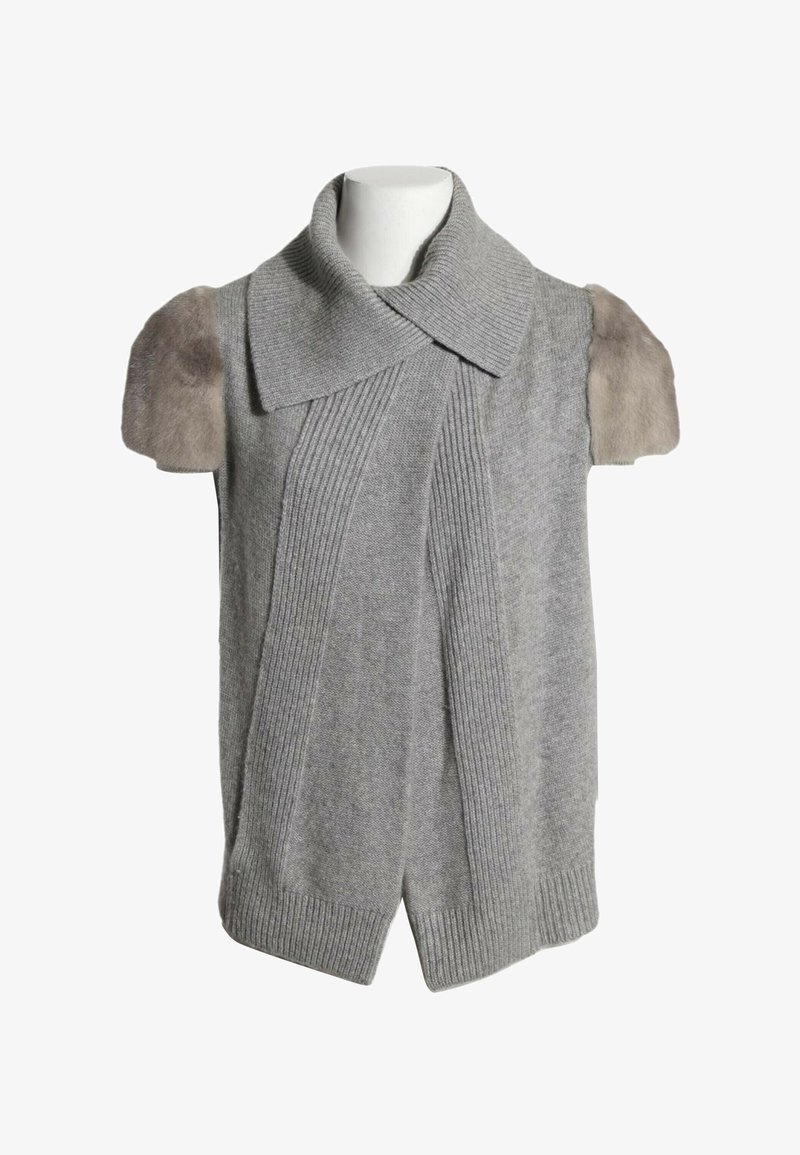 Pull sans manches gris en maille avec col large côtelé et manches courtes en fourrure beige sur un buste de mannequin blanc.