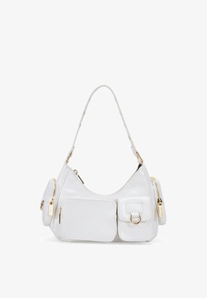 Bolso de mano de piel blanca con un cuerpo curvado, herrajes en tono dorado, dos bolsillos laterales con cremallera y panel frontal texturizado.