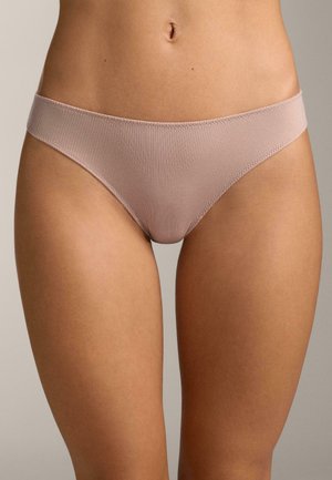 Tanga roz deschis cu dungi, cu talie netedă, având un design minimalist și textură moale, potrivită pentru purtarea zilnică.