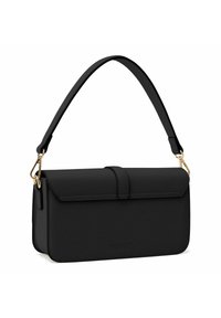 Borsa a spalla in pelle nera con chiusura a patta, dettagli in metallo dorato e un design sottile e strutturato. Texture liscia, tracolla regolabile.