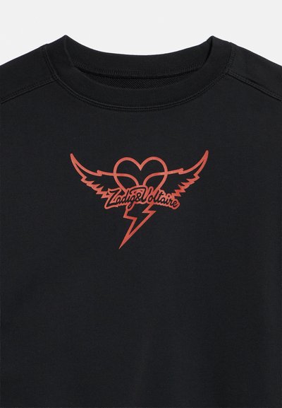 Μαύρο φούτερ με στρογγυλή λαιμόκοψη, με κόκκινη καρδιά, φτερά, γραφικό με αστραπή και κείμενο «Zadig & Voltaire» στο στήθος.