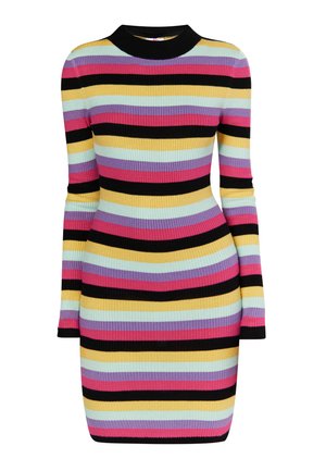 Žebrované, přiléhavé šaty s dlouhými rukávy. Vyznačují se vícebarevnými pruhy v růžové, černé, žluté a světle modré barvě. Vysoký výstřih a délka po střední část stehna.