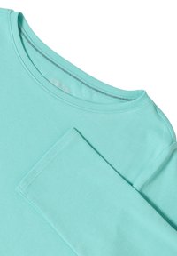 Camisa de manga larga de color turquesa claro, hecha de algodón suave, con un escote redondeado y un diseño sencillo con un solo puño.