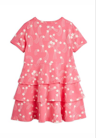 Ρόζ στρωματοποιημένο φόρεμα με κοντά μανίκια και λευκά σχέδια με αστερίσκους, σχεδιασμένο για παιδί.