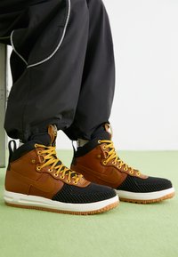 LUNAR FORCE 1 DUCKBOOT - Visoki športni copati - ale brown/black/goldtone/medium brown