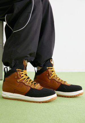 Nike Sportswear LUNAR FORCE 1 DUCKBOOT - Sneakers alte - ale brown/black/goldtone/medium brown