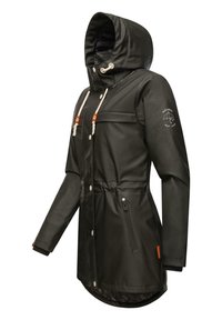 Chaqueta negra impermeable con capucha, que presenta cordones blancos, dos bolsillos delanteros y un forro estampado. Cierre con botones a presión y cremallera.