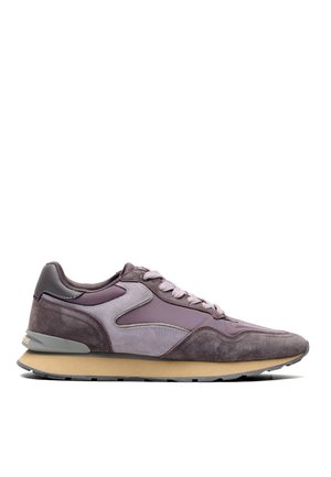Baskets en daim et cuir violet et gris avec semelle beige, lacets et talon rembourré pour un usage décontracté.