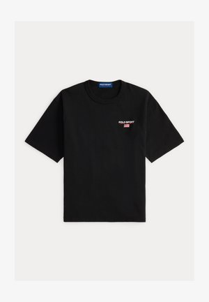 Tricou negru cu mânecă scurtă din bumbac. Prezintă logo-ul "POLO SPORT" în alb și roșu, cu un grafic al steagului american pe pieptul stâng.