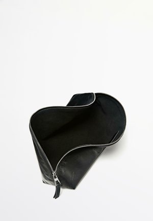 Schwarze Lederhandtasche mit einer strukturierten Außenseite. Verfügt über einen glatten Reißverschluss und ein geräumiges schwarzes Stoffinnere. Begrenzte äußere Designdetails.