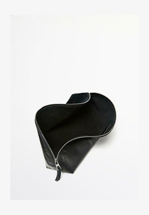 Schwarze Lederhandtasche mit einer strukturierten Außenseite. Verfügt über einen glatten Reißverschluss und ein geräumiges schwarzes Stoffinnere. Begrenzte äußere Designdetails.