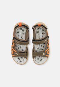 Brune sandaler med oransje detaljer, justerbare stropper og mønstrede fotsenger. Lettvektige, med en teksturert såle for grep og komfort.