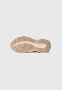 Beige Sneaker-Sohle mit strukturiertem Gummi-Traktionsmuster, ausgestattet mit Flexkerben und dem eingeprägten Markenlogo in der Nähe der Ferse.