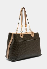 Brūna rakstaina rokas soma ar zelta aparatūru, divām plecu siksnām un bēša toņiem. Tam ir priekšējā kabata un strukturēts dizains.