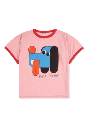 Rosa Baumwoll-T-Shirt mit roten Akzenten, das ein Cartoon-Hundedesign in Blau, Schwarz und Orange zeigt, mit großen Augen und herausgestreckter Zunge.