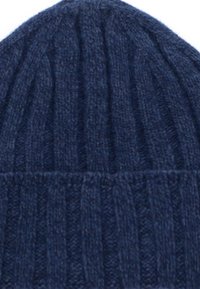 Berretto lavorato a maglia di colore blu scuro, realizzato in filato morbido, con una texture a coste e una parte ripiegata per una vestibilità aderente.