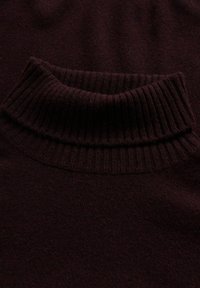 Dunkelburgunderfarbener Strickpullover mit geripptem Kragen. Der Körper weist eine glatte Textur auf, die im Kontrast zum strukturierten Kragendesign steht.